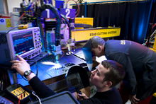 Computergesteuerte Arbeit fotografisch festgehalten